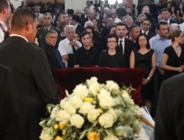 Η Κύπρος αποχαιρετά τον Δημήτρη Χριστόφια - Το συγκινητικό αντίο του γιού του (βίντεο)